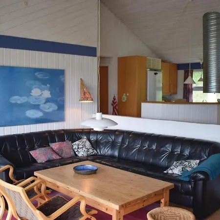 Three-bedroom Holiday In בית נופש