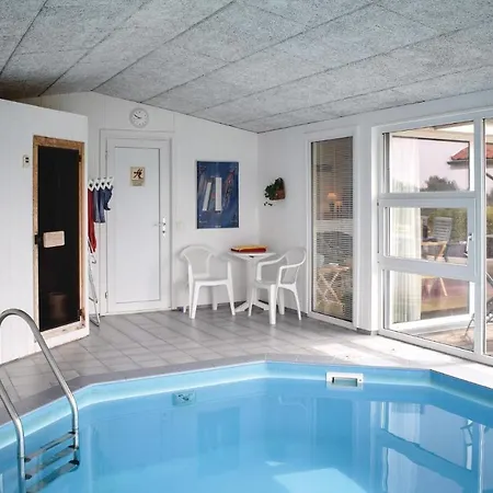 Three-bedroom Holiday In בית נופש
